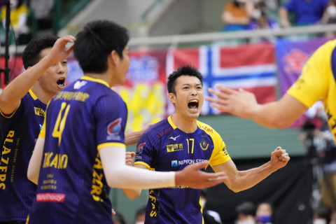 堺が千葉進也監督誕生日に勝利のプレゼントも東レの首位変わらず　年内のリーグは終了　V1男子 サムネイル