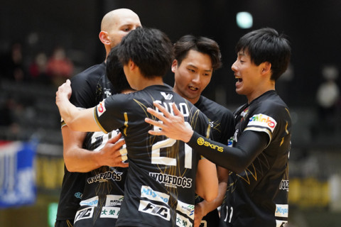 ヴォレアスがWD名古屋にフルセットの大健闘も金星ならず　越川優「結果は受け止めるが、今年オリンピックを経験した選手にも互角に戦えたことは手応え」天皇杯2日目 サムネイル