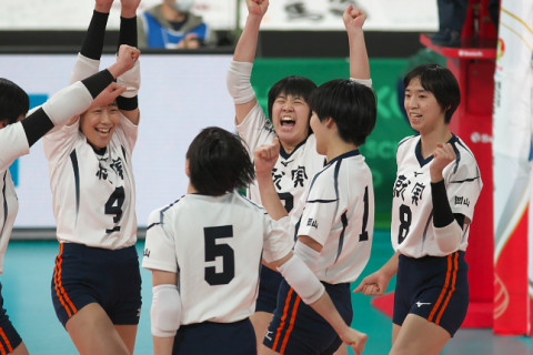 決勝は就実と古川学園の古豪対決に。下北沢成徳はインターハイとの2冠ならず。谷島里咲「3年生や応援してくれた卒業生に申し訳ない」　春高女子準決勝 サムネイル