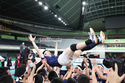 春高フォト　男子決勝　日本航空が鎮西にフルセットの激戦を制し、初の日本一に サムネイル