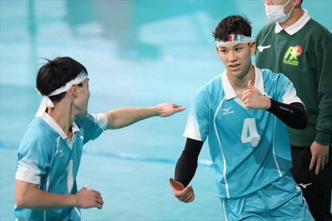 東福岡、鎮西が順当勝ち。駿台学園はフルセットで辛勝。前回ベスト4の清風、市立尼崎が早くもコートを去る。清風・前田凌吾主将「トス回しでチームを勝たせることができず、悔しい」　春高男子2回戦 サムネイル