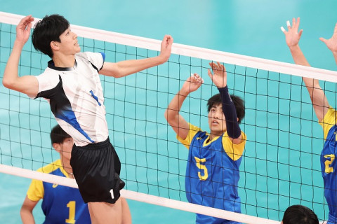 日南振徳（宮崎）が初出場でベスト4進出。北京五輪代表・宇佐美大輔監督率いる雄物川（秋田）は就任後初のセンターコートへ　春高男子3回戦、準々決勝 サムネイル