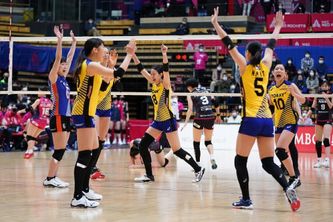 東レが激闘を制し、NECに勝利。ホームで2試合連続フルセットの埼玉上尾がデンソーに逆転勝ち　V1女子 サムネイル