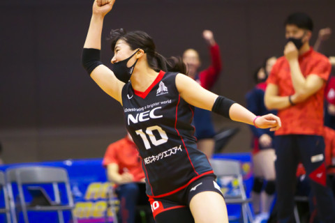 NEC・澤田由佳「自分の強みのコンビを活かせた。埼玉上尾はショートサーブでミドルを狙ってきた」、埼玉上尾・仁井田桃子「テクニックを今のポジションで活かせています」　V1女子会見 サムネイル