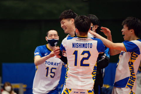 東レがパナソニックを下す　ＪＴ広島がVC長野にフルセット勝利　東レ篠田監督「僕らの勝利が藤井への一番の薬になる」V1男子 サムネイル
