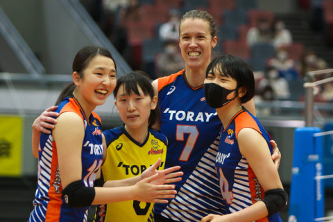 東レがPFUを3-1で下し、2大会連続6回目の優勝。黒鷲賞にクラン・ヤナ、敢闘賞にバルデス・メリーサ　第70回黒鷲旗女子 サムネイル