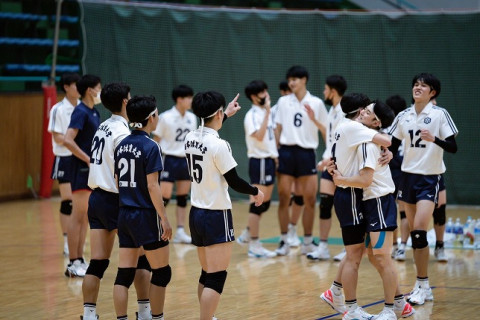男子は日体大が筑波大にフルセット勝ち。明治大が初勝利。女子は黒鷲旗ベスト4の東海大が日女体大を下して6連勝　関東大学春季リーグ戦1部 サムネイル