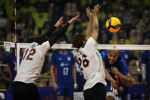 コロナで高橋健太郎欠いた日本男子、３－１でオランダに逆転勝ち　シニアデビューの村山豪が流れを変える光る活躍　VNL サムネイル