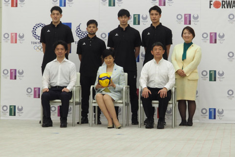 新チーム東京グレートベアーズが小池知事を表敬訪問　小池都知事「バレーボールは世界最大の競技人口とのこと。それを活かし、都内唯一のV1バレーチームとして期待しています」V1男子 サムネイル