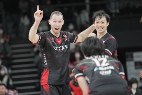 ジェイテクト・柳田将洋「レセプションを課題をもってバックアタックのコンビをさらに詰めていければ良い」ウルナウト・ティネ「システムが機能するためには時間が必要」V1男子会見 サムネイル