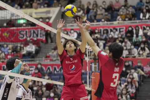 サントリー・大宅真樹主将「（日本代表で一緒のチームの）関田さんとネットを挟んで試合をするのが久しぶりで意識をしていた自分がいた」V1男子会見 サムネイル
