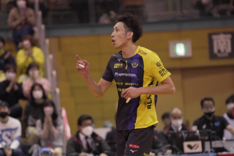 堺・松本慶彦「（地元の岡谷に）チームで来るというのは初めてだったので不思議な気持ちになった」出耒田敬主将「勢いがつくいい試合になった」V1男子会見 サムネイル