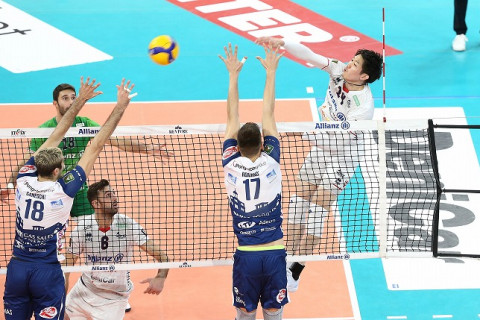 石川祐希所属ミラノ、ピアチェンツァに勝利目前でまさかの逆転負け。石川「最後の2点をとりきれなかった弱さが敗因」　イタリア1部 サムネイル