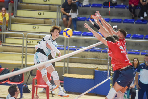 髙橋藍所属パドヴァ、大逆転でターラントを破り今季3勝目！ チーム２位の得点で勝利に貢献　イタリア１部 サムネイル