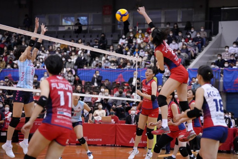 東レが久光を3-1で破り、暫定1位に。NECが5連勝。トヨタ車体が4勝目を挙げ、7位に　V1女子 サムネイル