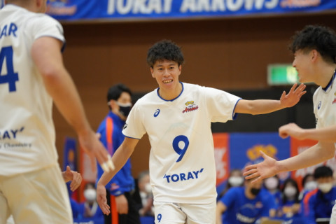 東レ・富田将馬「第3セットを取り切れず、第4セット序盤からムードを持っていかれて難しい展開になった」V1男子会見 サムネイル