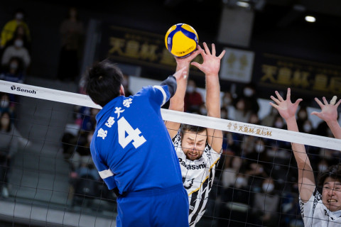 フォト 天皇杯 パナソニック クビアク・ミハウ、清水邦広ら VS 東海大学 山本龍、佐藤駿一郎ら 2022.12.10 サムネイル