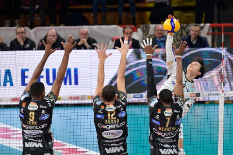 パドヴァ、髙橋藍がチーム最多13得点も首位ペルージャにストレートで敗れる　イタリア1部 サムネイル