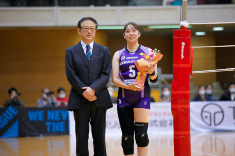 V2女子で230試合達成、偉業を成し遂げたGSS東京・色摩知巳「とにかく今が楽しい。スピーチでは頭が真っ白になってしまいました(笑)」、中澤恵「バレーの楽しさを嚙み締めることができた日でした」　V2女子会見 サムネイル