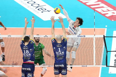 石川祐希ミラノ、強豪トレントをあと一歩まで追い詰めるも2-3で逆転負け　イタリア1部 サムネイル