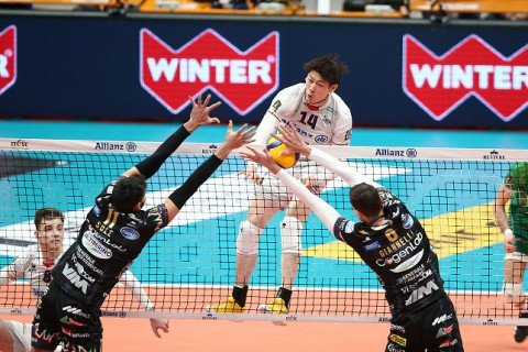 石川祐希ミラノ、首位ペルージャに0-3で完敗「僕自身も含めて決定率がとても低かったので、そこを高めていく必要がある」　イタリア1部 サムネイル