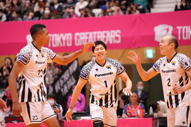 パナソニックがホーム東京GBをストレートで破り１４勝目をあげる　古賀太一郎「清水さんがすごかった。高さはなくてもうまく打ち分けられた」V1男子　