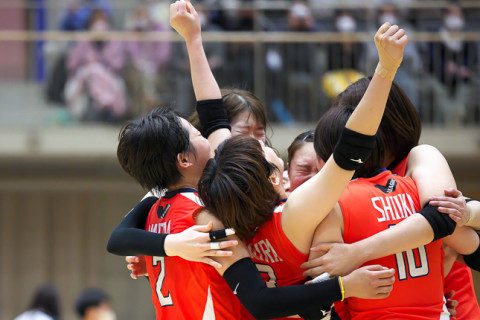 優勝はアランマーレ。「善くて強いチーム」が創部８年目で頂点に。柳沢紫子のサーブから木村友里が決勝点。木村はシーズンMVPに輝く  V2女子 サムネイル