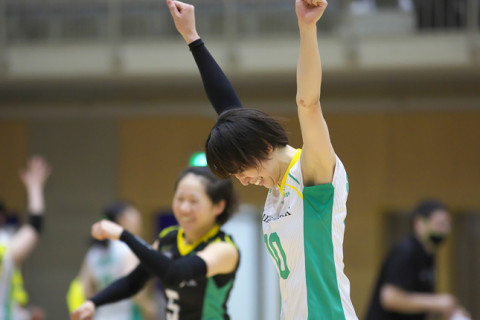 ファイナル3は群馬銀行が勝利。道下ひなの「意見もあったが全員バレーで結果を出したい」、齋藤真由美監督「白岩蘭奈には華がある。彼女の勝つ力を活かしたい」　V2女子 サムネイル