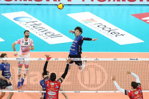 石川祐希ミラノ、リーグ戦無敗のペルージャに3-2で勝利！！　イタリア１部 サムネイル