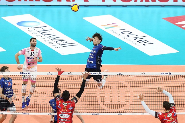 石川祐希ミラノ、リーグ戦無敗のペルージャに3-2で勝利！！　イタリア１部