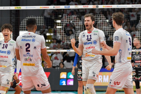 石川祐希ミラノ、1-3で敗れてペルージャが準決勝進出に王手　イタリア1部 サムネイル