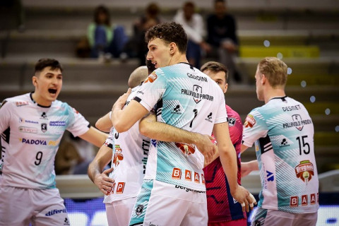 パドヴァ、髙橋藍はスタメンから外れるもチステルナに3-0で快勝 5位決定戦予選　イタリア1部 サムネイル