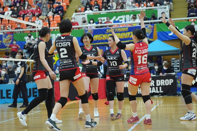 埼玉上尾が首位の東レにフルセットで勝利し、レギュラーラウンド2位確定。NECがデンソーをストレートで下し、最終戦にファイナル4への望みをつなぐ　V1女子