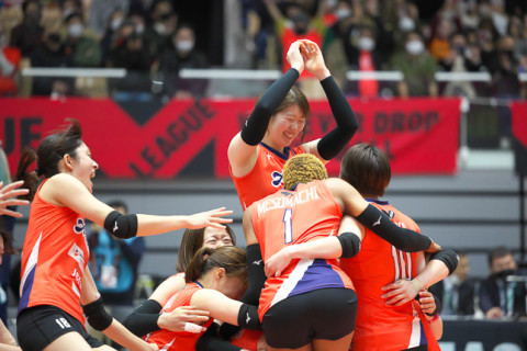 アランマーレがV1昇格を果たす。最後は伊藤摩耶のサーブで決着。姫路、長岡の地で涙。岡山残留、群馬銀行4度目の挑戦は実らず　V・チャレンジマッチ第2戦 サムネイル