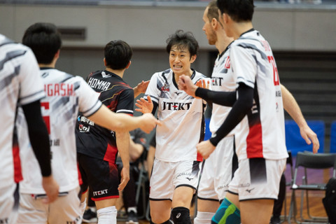 フォト・第71回黒鷲旗男女バレーボール大会4日目　柳田将洋　清水邦広　ムセルスキー　手塚大ら　2023.5.4　大阪市立中央体育館 サムネイル