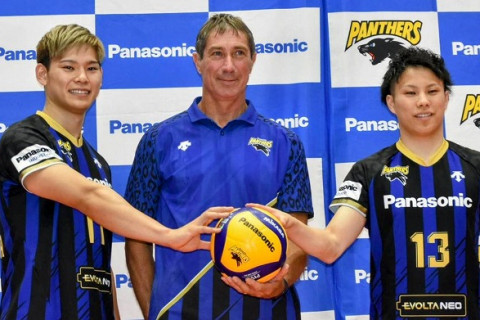 パナソニック　日本代表の西田有志と山本智大が入団会見。両選手ともティリ監督の存在が決め手に　V1男子 サムネイル