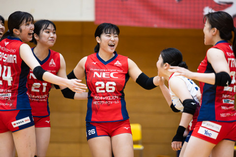 NEC　ペルーリーグから入団した花澤佳奈「お手本は男子代表の関田誠大選手。センター線を使うプレーがしたい」、V2・群馬銀行から移籍の田中瑠奈「サーブレシーブを求められています。ファンの方々の期待に応えたい」 サムネイル