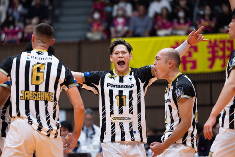 パナソニック・西田有志「代表とプレースタイルが変わるわけではない。上がってきたら決める。それだけです」山内晶大主将「ＯＱＴのいい流れを持って試合を迎えられた」　V1男子会見 サムネイル