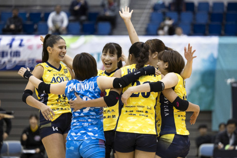 KUROBEがトヨタ車体にフルセット勝利し、今季初白星。JTは負けなしの8連勝　V1女子 サムネイル