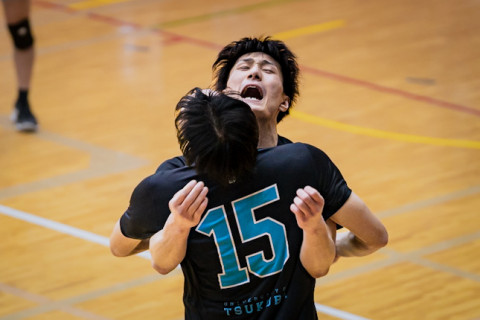 男子はフルセットを制した筑波大、東海大、明治大などが準々決勝に。女子は関東2部の明海大が東日本インカレ優勝の日体大をフルセットで破る　全日本インカレ サムネイル