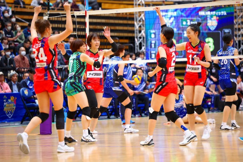 埼玉上尾が今季初のホームゲームで岡山にストレート勝利し、5連勝。日立Astemoが東レに3-1で勝ち、3勝目　V1女子 サムネイル