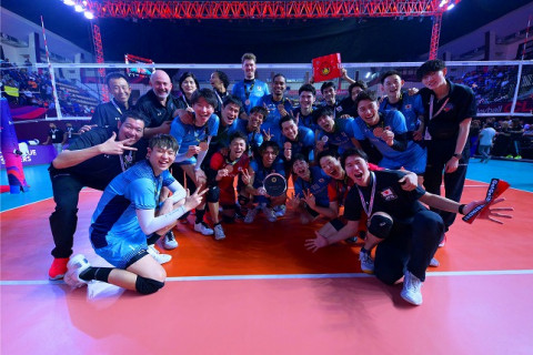 サントリーが銅メダルを獲得。日本のチームのメダルは大会初。大宅真樹主将「仲間が信じて私のトスを打ってくれたので感謝しています」　世界クラブ男子選手権 サムネイル