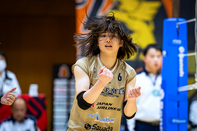 北海道開催のV3女子。アルテミスが連勝し、首位に立つ。エース小室祐里が北の空に舞う。福岡に衝撃、大功労者の熊本比奈、賀谷明日光が引退を表明。V2女子は上位が順当勝ち　V２・V３女子