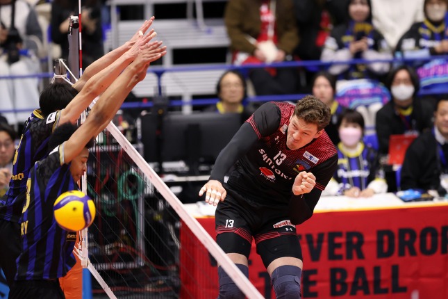 パナソニックは日本代表の西田有志が帯同せずも世界クラブ銅サントリーと互角の戦い　頂上対決はサントリーに軍配　V1男子