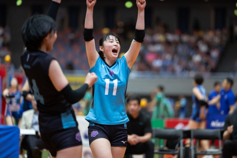 筑波大が大学勢では唯一全勝で準々決勝へ。金蘭会高がPFUにフルセットで競り勝つ　第72回黒鷲旗女子 サムネイル