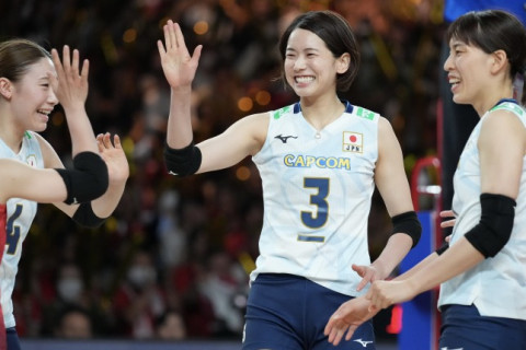 女子日本代表がパリ五輪出場権を獲得。眞鍋政義監督「選手やスタッフに感謝」、古賀紗理那主将「VNL残り2試合気を引き締めて戦う」 サムネイル