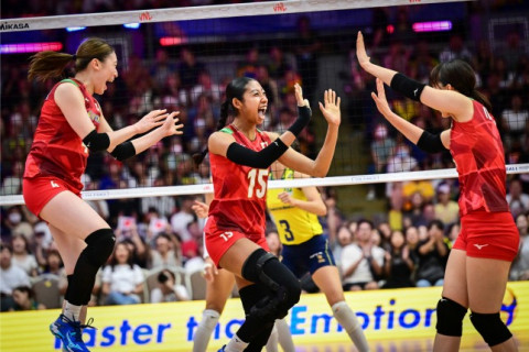 女子日本代表、銀メダル以上を確定！ フルセットの激闘を制し、ブラジルに勝利　VNL準決勝 サムネイル