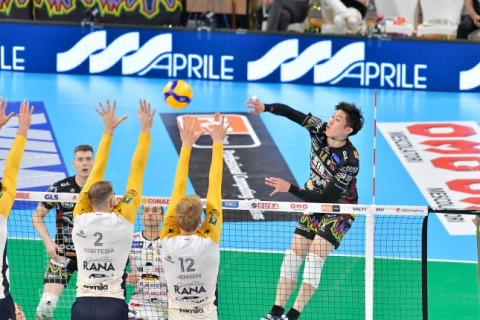 石川祐希所属のペルージャがヴェローナにストレート勝利。石川「初戦を3-0で勝ち切れたことは大きい」　イタリア１部 サムネイル