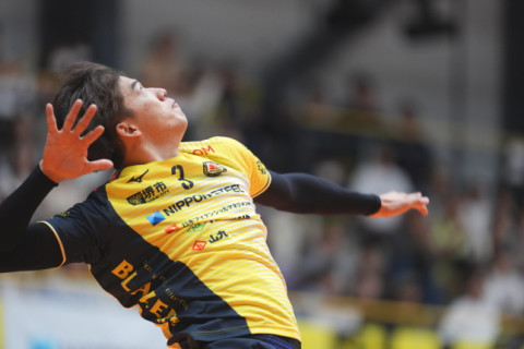 日鉄堺BZ・安井恒介選手「昨日と違ってレフトとクイック、パイプを混ぜた攻撃ができていた」 SV男子 サムネイル