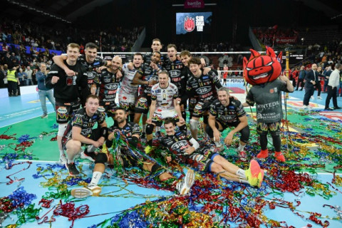 石川祐希所属のペルージャがチヴィタノーヴァに3-2で逆転勝利し、開幕6連勝。MVPの石川「サーブとレセプションが課題だが、スパイクで貢献できた」　イタリア1部 サムネイル
